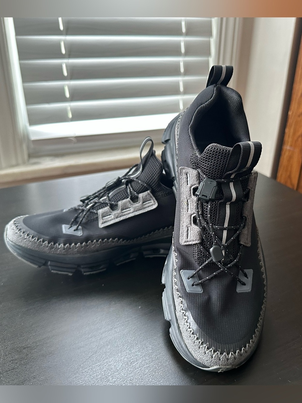 On Cloud Running women’s Black and Gray Trail Sneakers